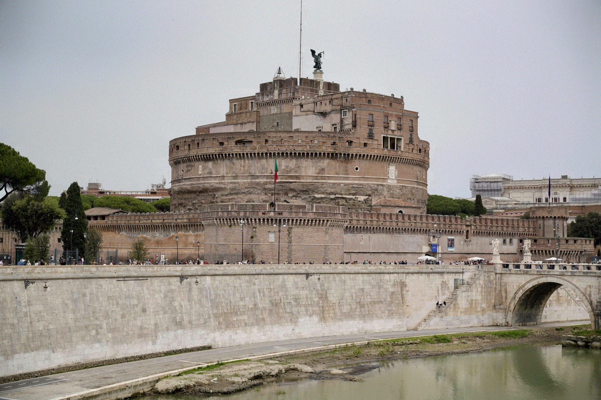 Castel Sant'Angelo on the bank of the Tiber with the Ponte Sant'Angelo in front.